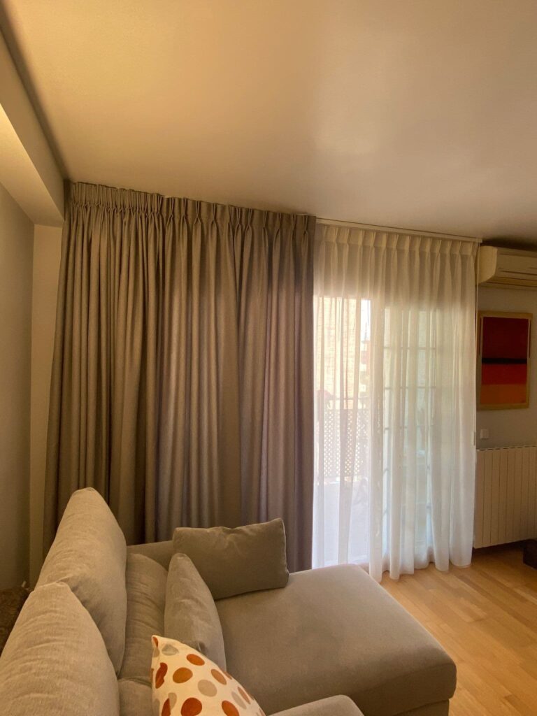 salon con cortinas